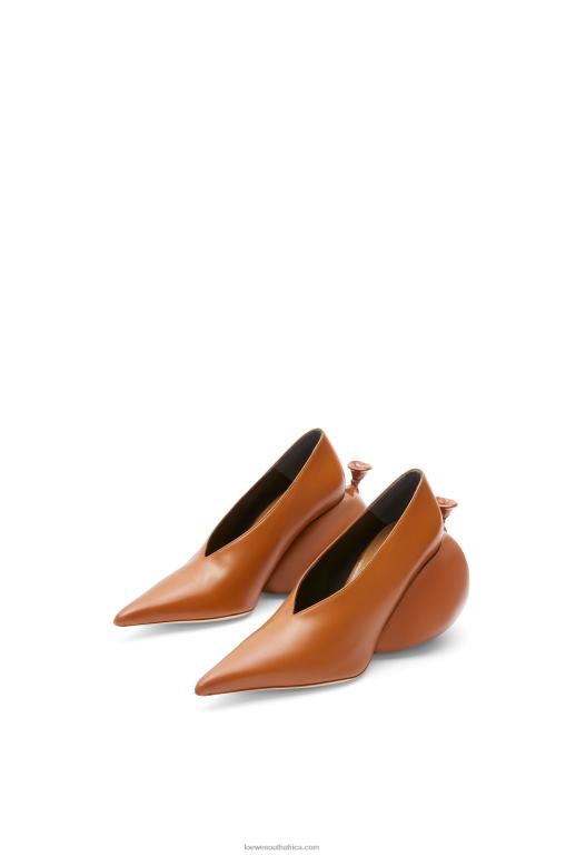 Loewe Women Balloon pump in calfskin 206XF761 Tan