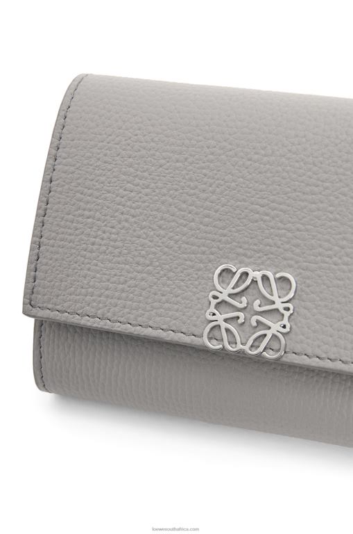 Loewe Women Anagram small vertical wallet in pebble grain calfskin 206XF1208 Pearl Grey - Image 5