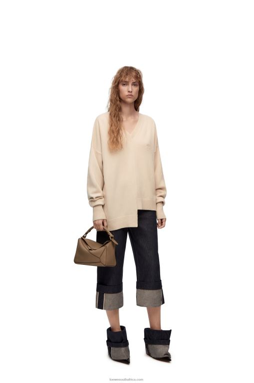 loewe_women_asymmetric_sweater_in_cashmere_206xf978_champagne.jpg Loewe Women Asymmetric sweater in cashmere 206XF978 Champagne - Image 1