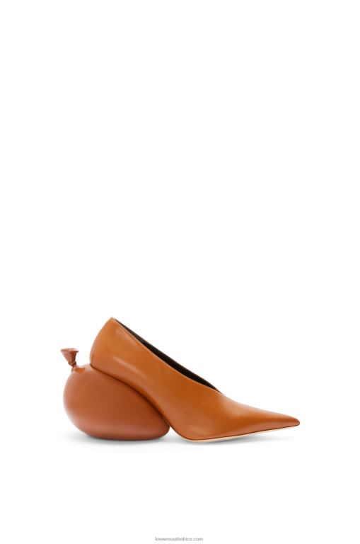 loewe_women_balloon_pump_in_calfskin_206xf761_tan.jpg Loewe Women Balloon pump in calfskin 206XF761 Tan - Image 1