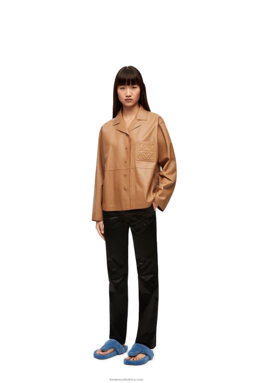 loewe_women_pyjama_blouse_in_nappa_lambskin_206xf932_toffee.jpg Loewe Women Pyjama blouse in nappa lambskin 206XF932 Toffee - Image 1