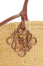 Loewe Women Shell Basket bag in elephant grass and calfskin 206XF63 Natural/Pecan - Image 4