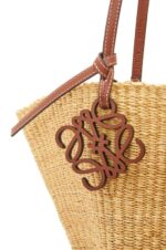 Loewe Women Shell Basket bag in elephant grass and calfskin 206XF63 Natural/Pecan - Image 7