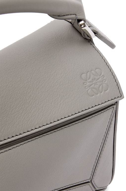 Loewe Women Small Puzzle bag in classic calfskin 206XF537 Pearl Grey - Image 7